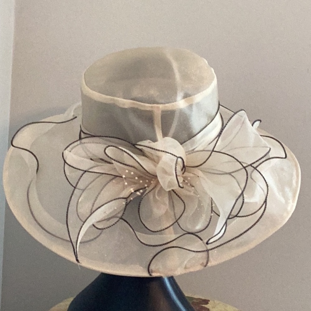 Kentucky derby FASCINATOR Organza Hat in Beige & Black - Picture 4 of 6